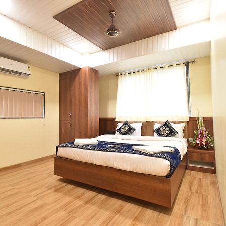 Hotel Starlit Navi Mumbai Oda fotoğraf