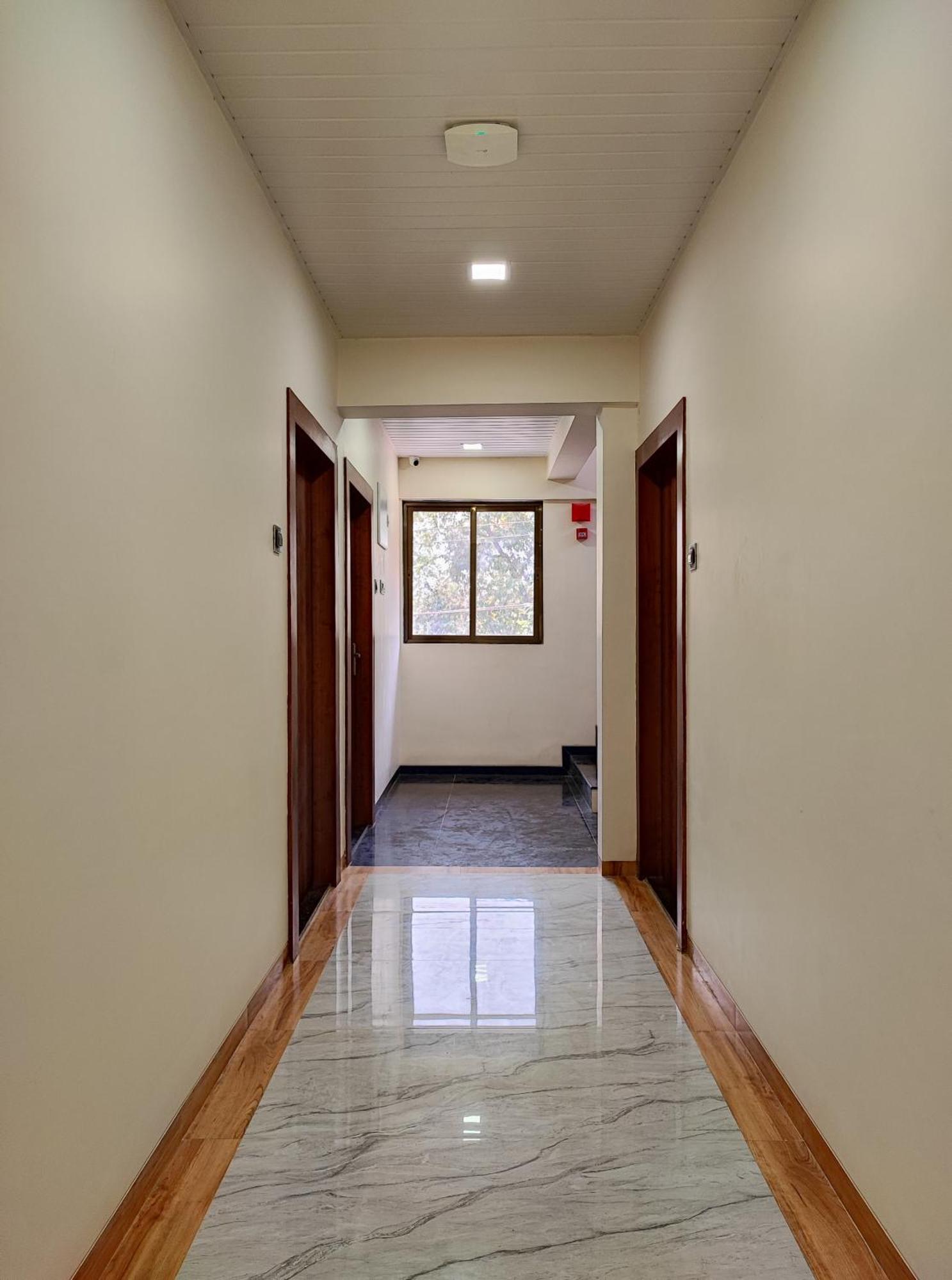 Hotel Starlit Navi Mumbai Oda fotoğraf